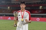 赵松源庆祝清华附中卫冕校园足球四级联赛高中组冠军：卫冕🏆